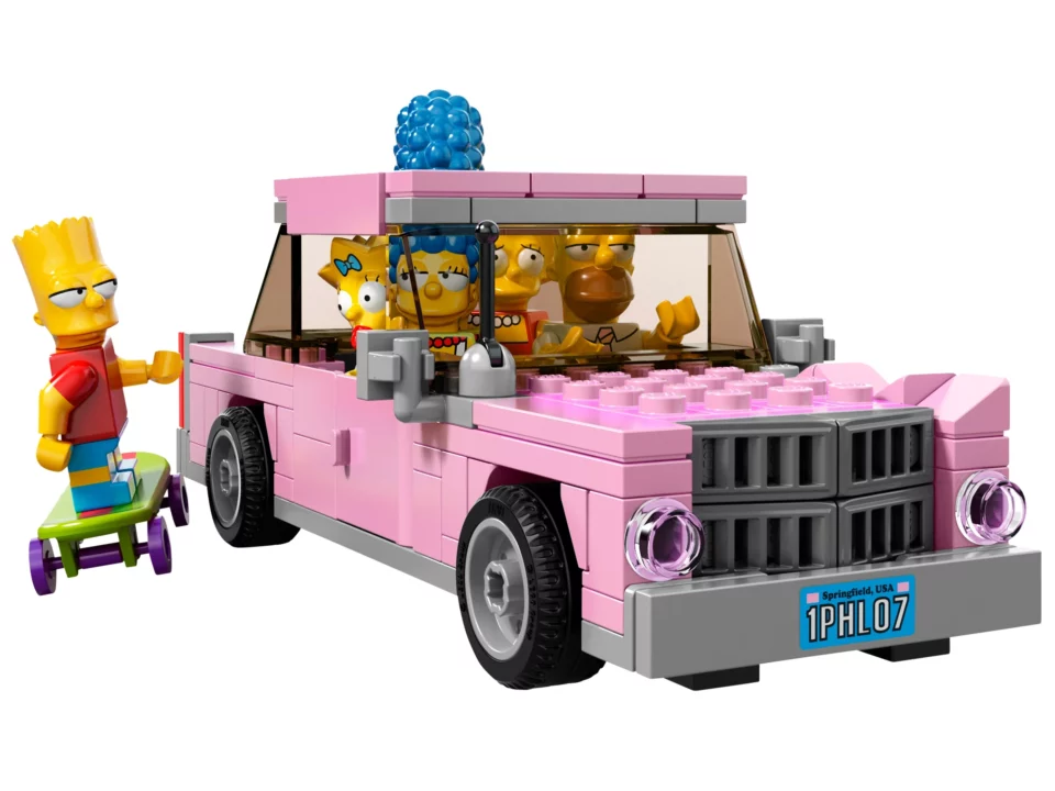 Minifigures LEGO Bart Simpson en skate et le reste de la famille en voiture.
