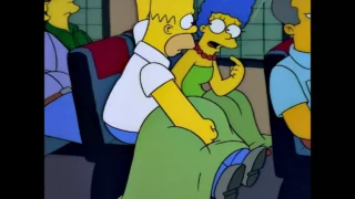 Homer ! Ces jambes appartiennent à la personne assise derrière toi.