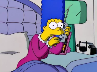 Ici, Constable Wiggums. Nous arrivons.