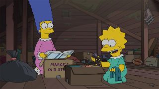 Dans le grenier, Lisa s'admire devant un vieux miroir en robe à fleurs, Marge derrière elle.