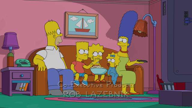 Homer, Marge, Bart, Lisa et Maggie installés sur le canapé du salon devant la télévision.