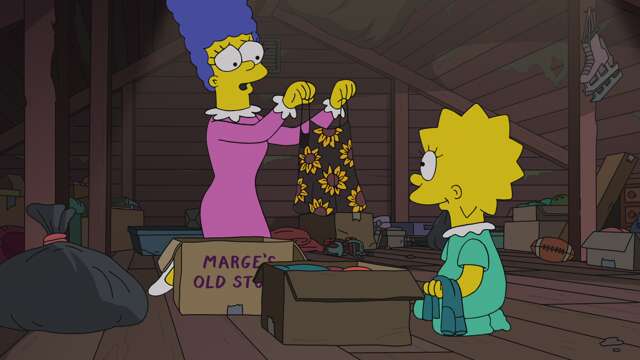 Dans le grenier, Marge montre une robe à fleurs à Lisa, à côté d'un carton de vieux vêtements.