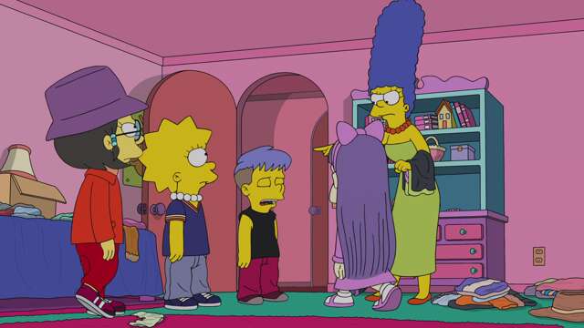 Marge fait sortir Lisa et les filles du Club de mode de la chambre.