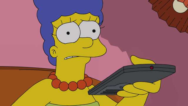 Marge, télécommande en main, devant la télévision.